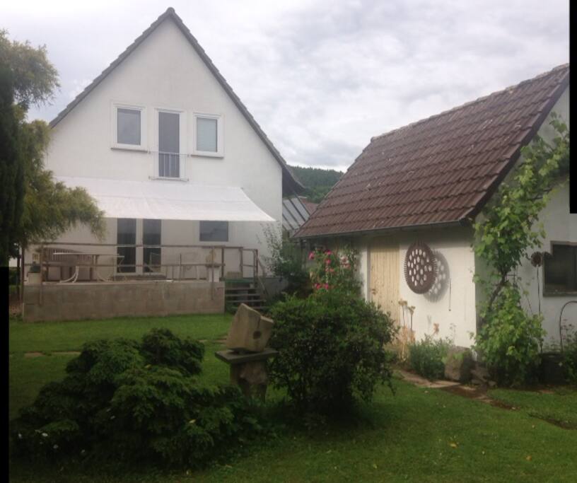 Blick vom Garten auf Terrasse