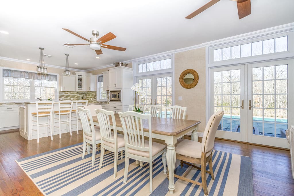 Open dining room adjacent to the kitchen island with seating