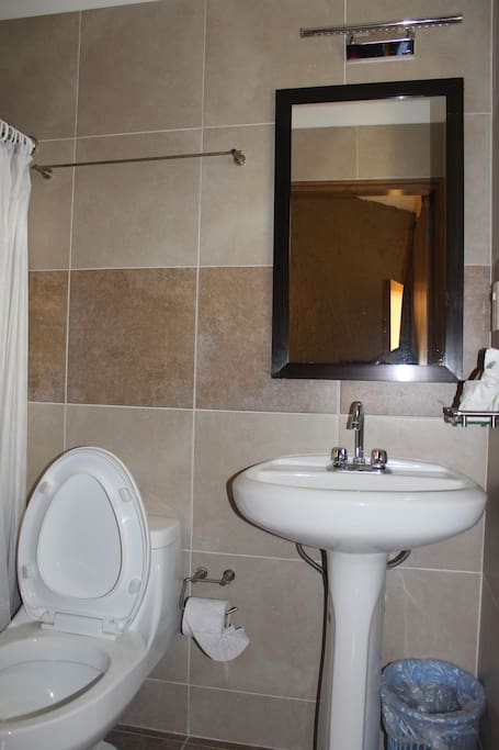 Detalle del Baño, se ofrece toallas, jabón, shampoo.