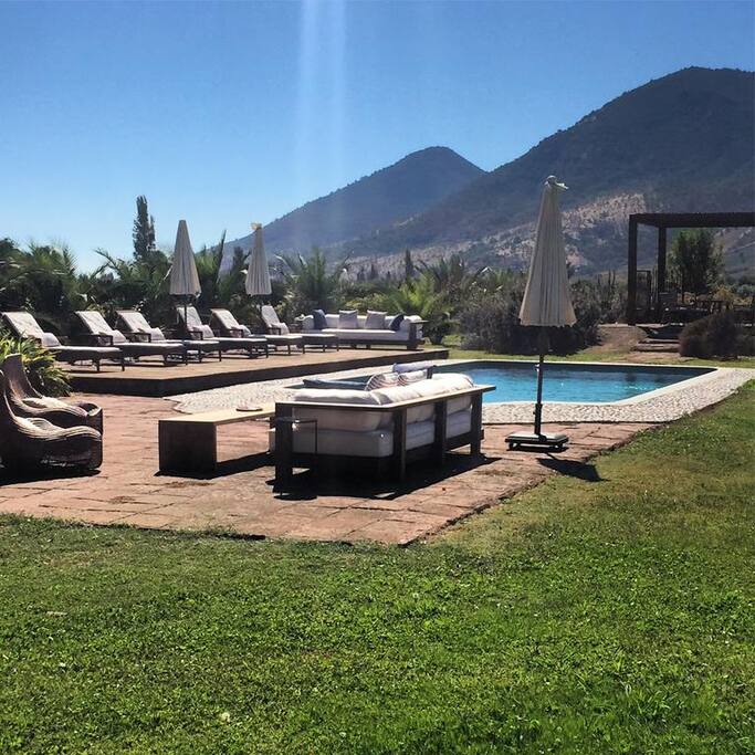 Piscina y jardines