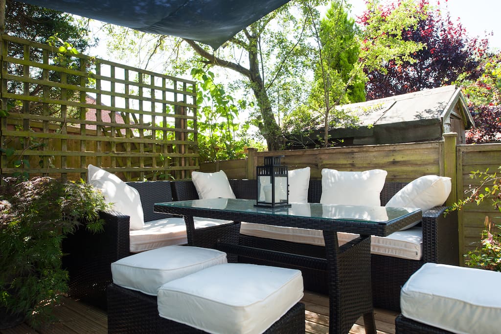 Sun deck with corner sofa, table & ottomans
