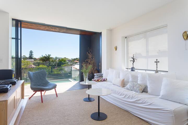 Private, architectual, luxurious gallery image 3