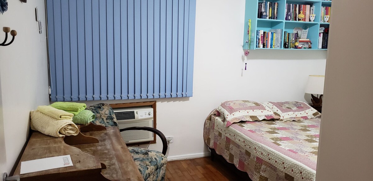 Chumba cha 2 cha kulala: kitanda cha watu wawili, kiti, kiyoyozi na feni ya dari.