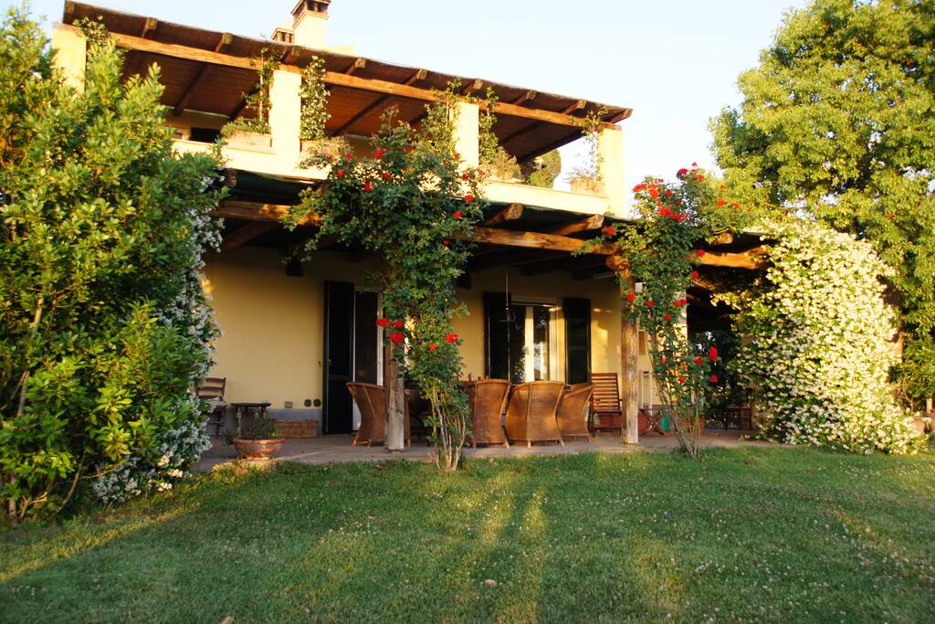 la casa vista dal giardino
the house from the garden