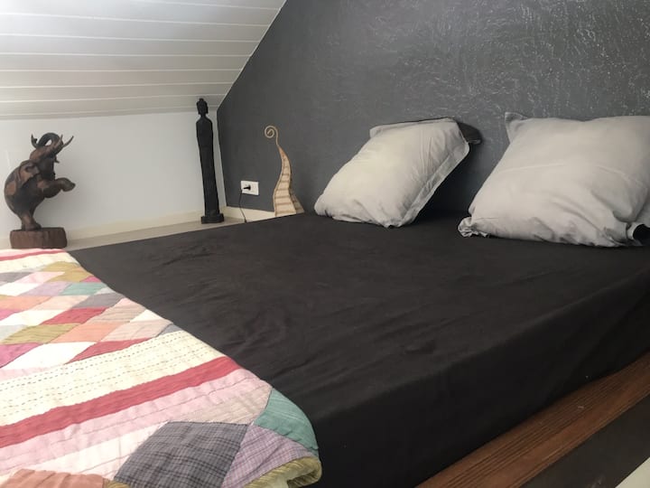 Kati i parë krevat dopio 160 x 200 në mezzanine në të njëjtën dhomë, 80 x 200 krevat shtesë me palosje 