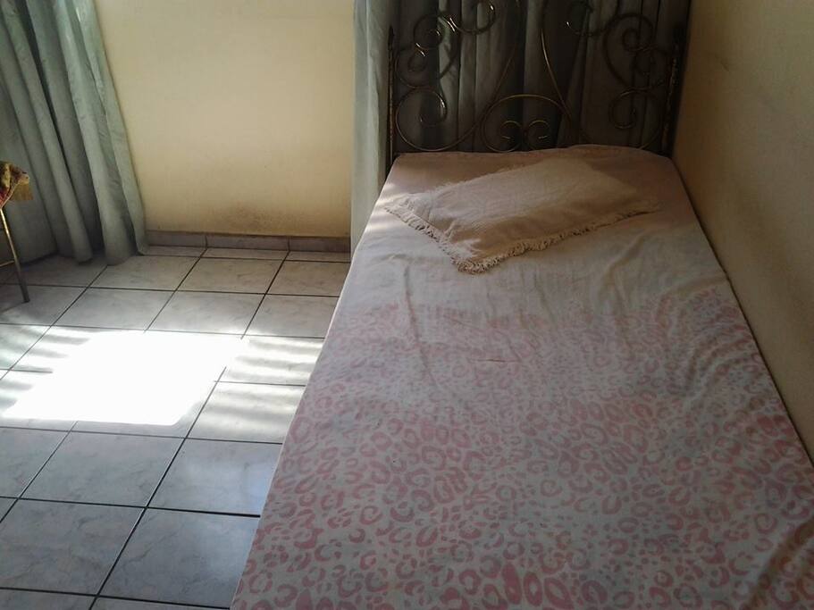 cama de solteiro e um colchão extra para mais uma pessoa