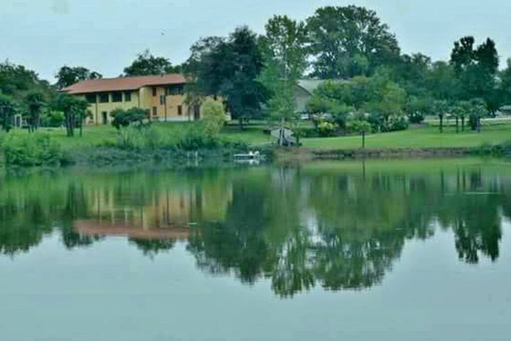 agriturismo e laghetto