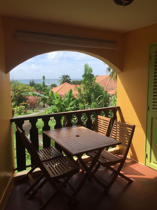 Terrasse avec table + 4 chaises