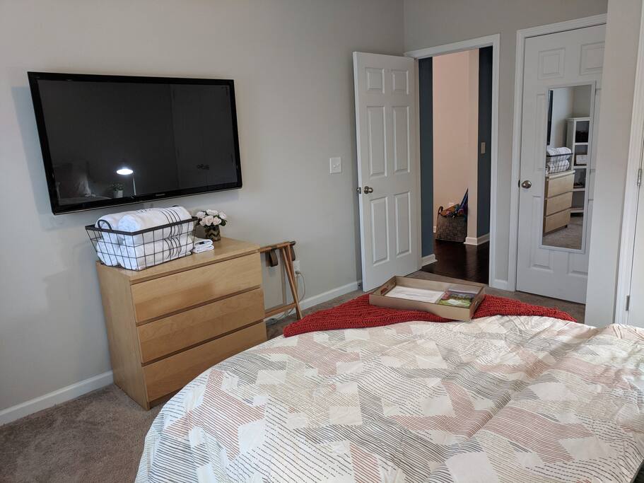 Guest Bedroom - TV with Roku & Netflix