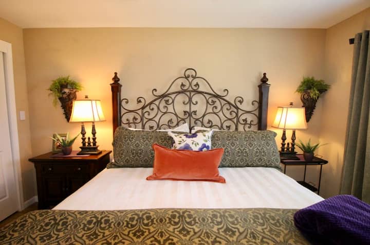 1号客房配有熨斗和木床、豪华床上用品、床头柜、灯具和时钟收音机，配备充电站等。