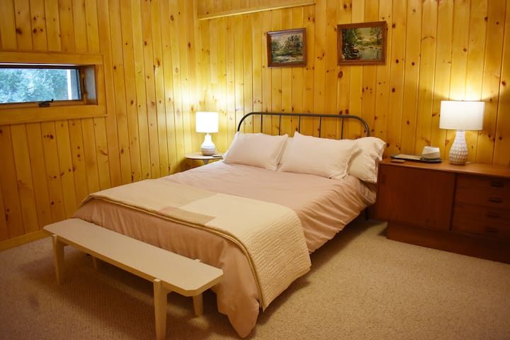 Სარდაფის დონის საძინებელი დიდი საწოლით