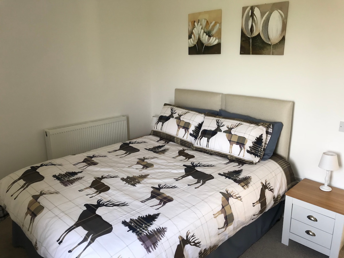 Velika spavaća soba s noćnim ormarićima, komodom  i ormarom (s vješalicama).