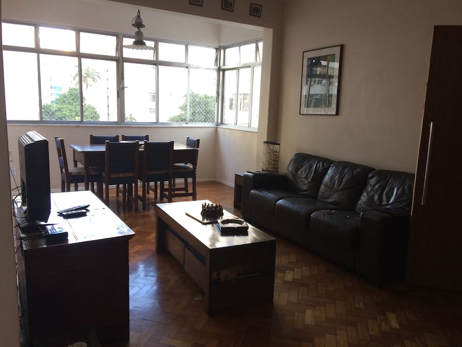 Sala com mesa 6 lugares.