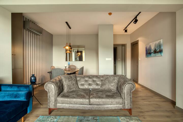 Deluxe Suite – 24/7 Service & Free Daily Cleaning gallery image 3