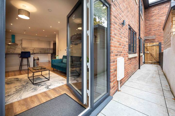 Vibrant 2BR Apartment in Chorlton, Free Parking gallery image 5