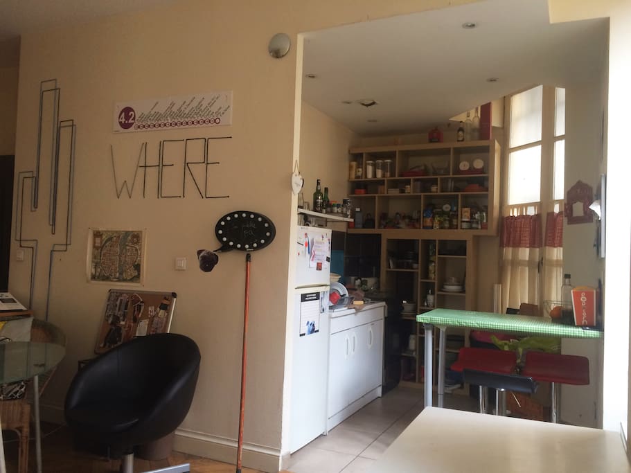 Cuisine ouverte sur la salle à manger avec four, table d'appoint, micro-onde... Tout pour préparer un super repas !