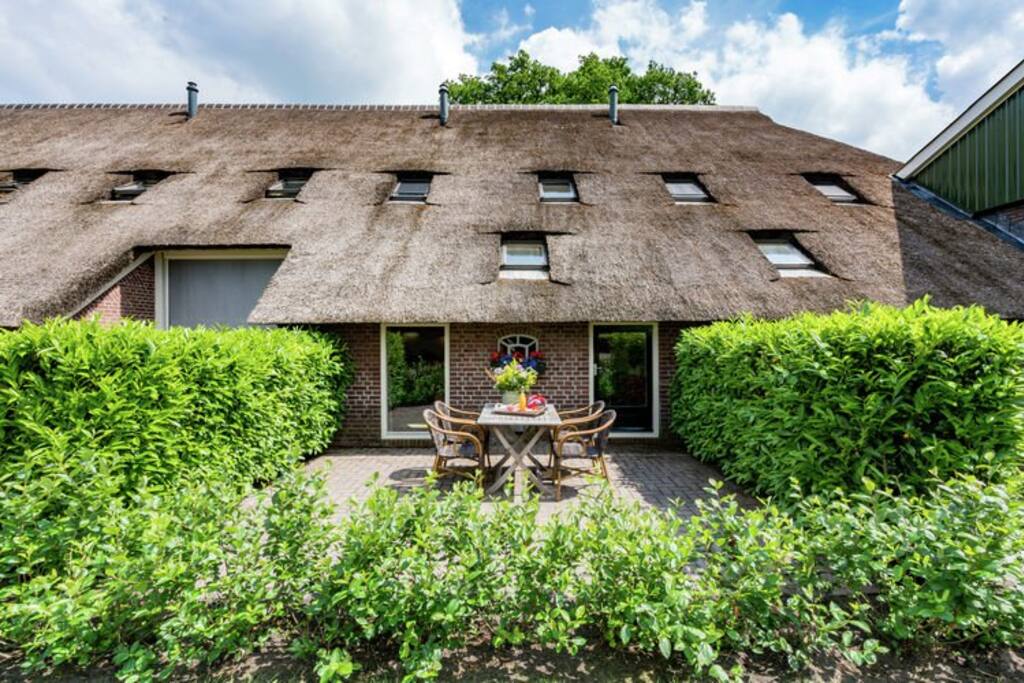 Aanzicht van het appartement, met eigen terras