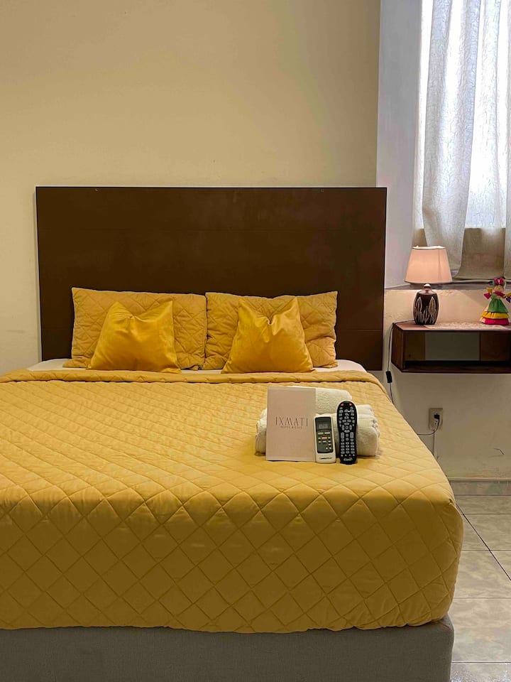 חדר: מיטת קווין סייז, מיזוג אוויר, טלוויזיה חכמה, אינטרנט אלחוטי