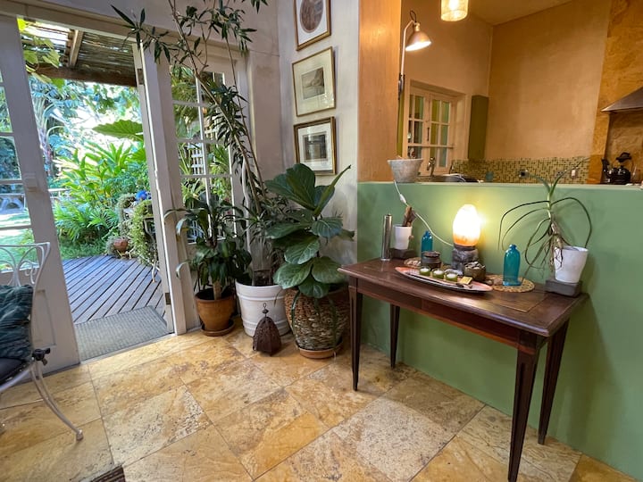 Tavolo nella natura con lampada a sale 