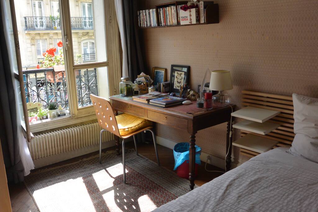 bureau et fenêtre