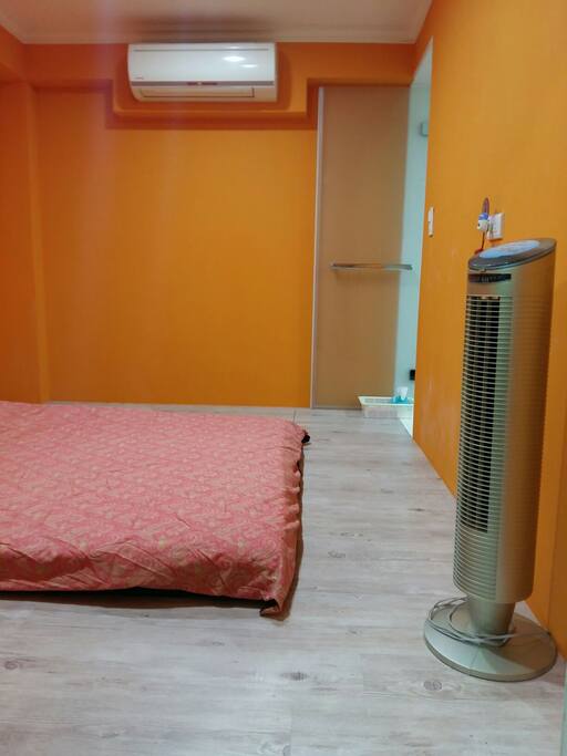 1.房內為雙人床(Queen size)及完整床包組。第3位房客,加床費為每人每晚800元。
2.提供每人小毛巾及衛生紙等日用品。