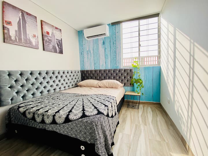 חדר מואר, עם האפלה, חלון גדול, מיזוג אוויר  ומיטה זוגית. 