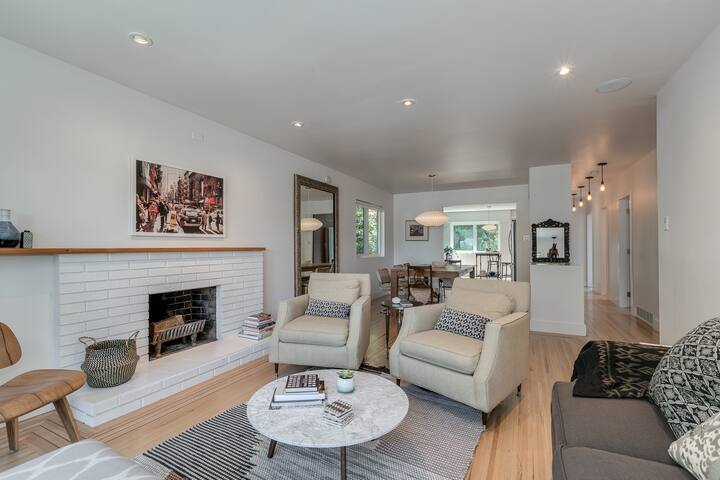 Central Modern House with View and 2 Kitchens gallery image 3