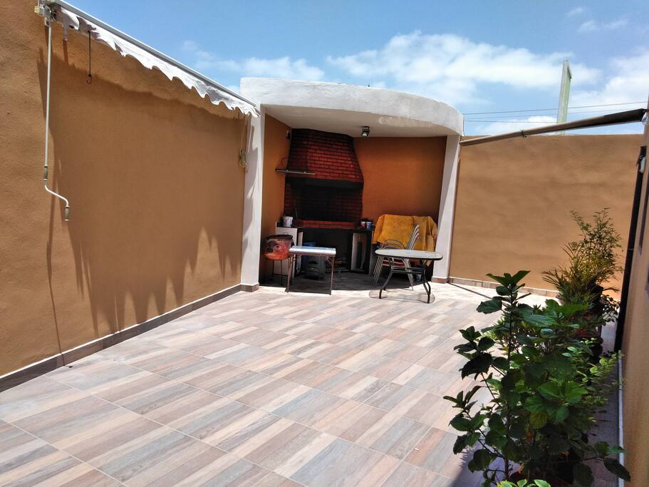Cuenta con un asador muy bueno para tus tardes en familia o amigos