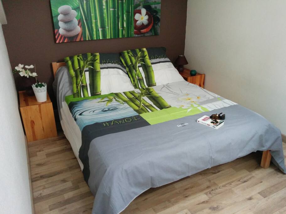 La chambre parentale climatisée à l'étage