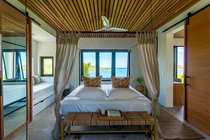 Hlavná spálňa s výhľadom na Karibské more, North Sound a ostrov Moskito