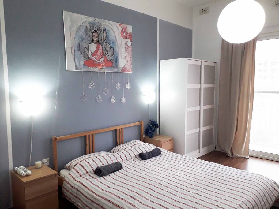 Fully equipped with a queen sized bed, AC, wardrobe, hangers, desk, chairs and an extra bed