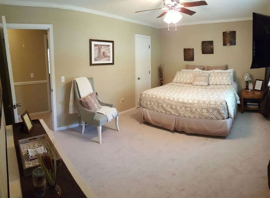 King Master with Ensuite with small walk-in closet