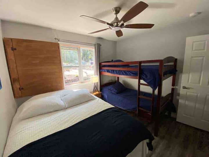 Спалня за гости 2 с двойно и двуетажно легло. 