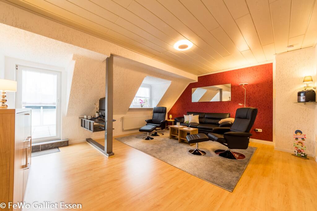 Wohnzimmer - gemütliche Entspannungsoase und Zugang zum großem Balkon