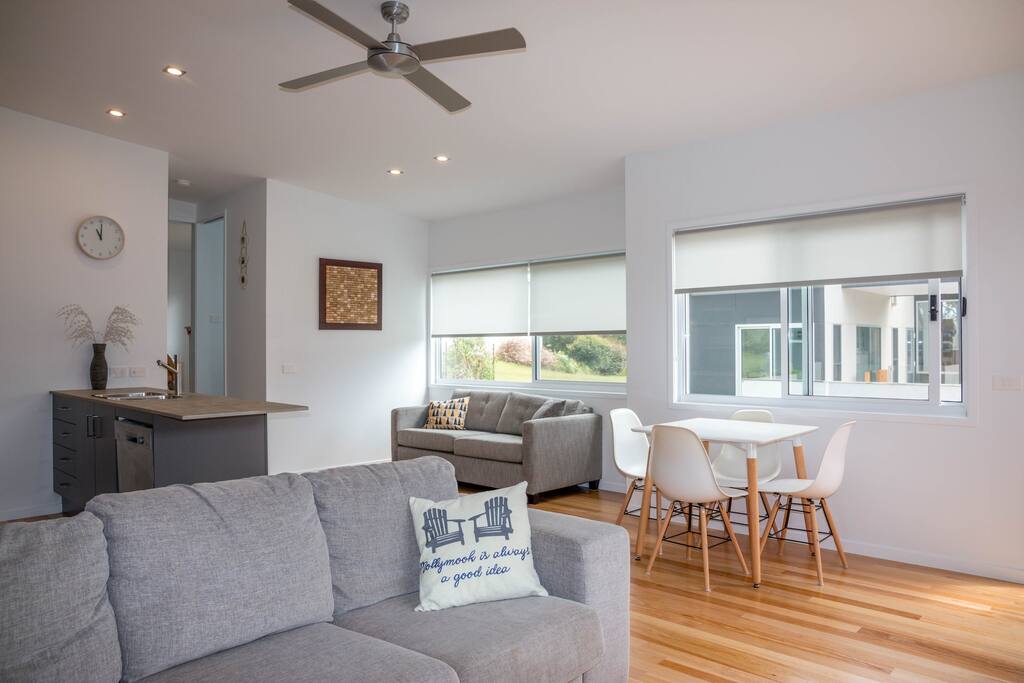 Combined lounge/dining