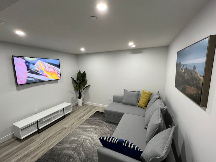 Charming 1bd Basement Suite With Private Entrance - Calgary