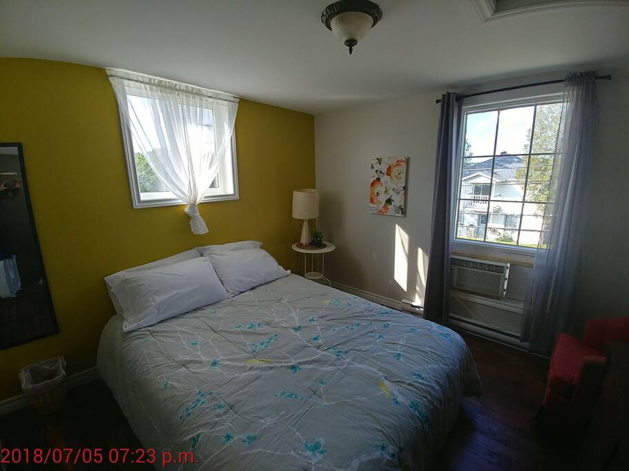 Chambre avec air climatisé / Room with AC installed