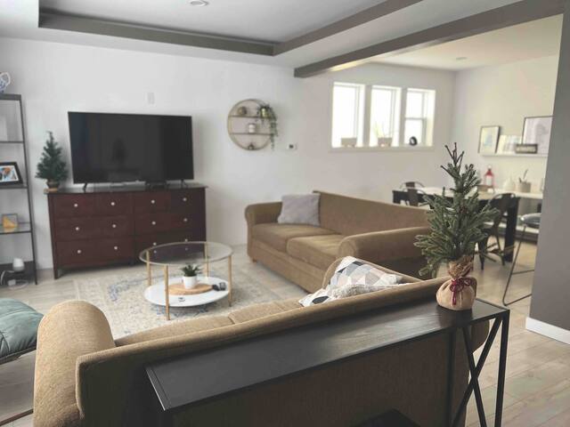 4 bdrm in charming cresentwd. Long term discount! gallery image 4