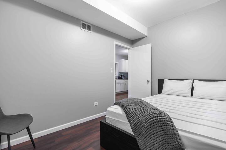 Pristine Chicago Home | 3BD |2BA |Free Parking (2) gallery image 5