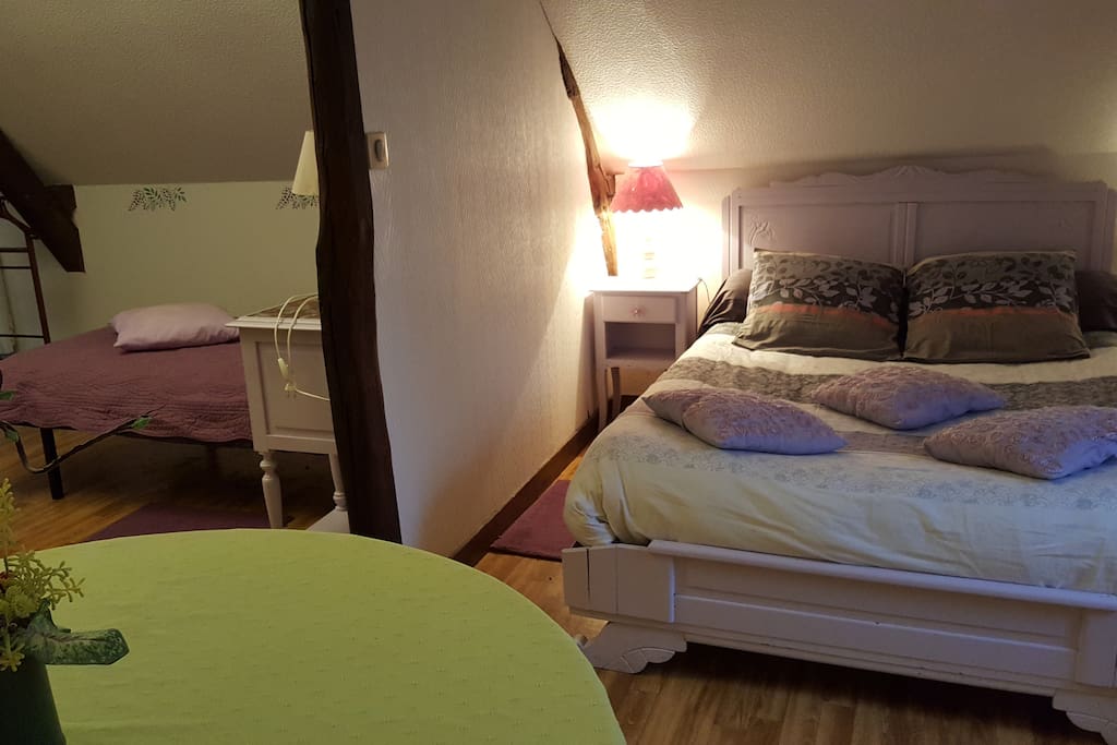 chambre violette pour 4 personnes ( 2 lits simple et 1 lit double )