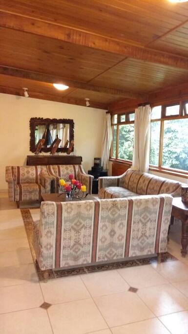 Sala con vista al jardín