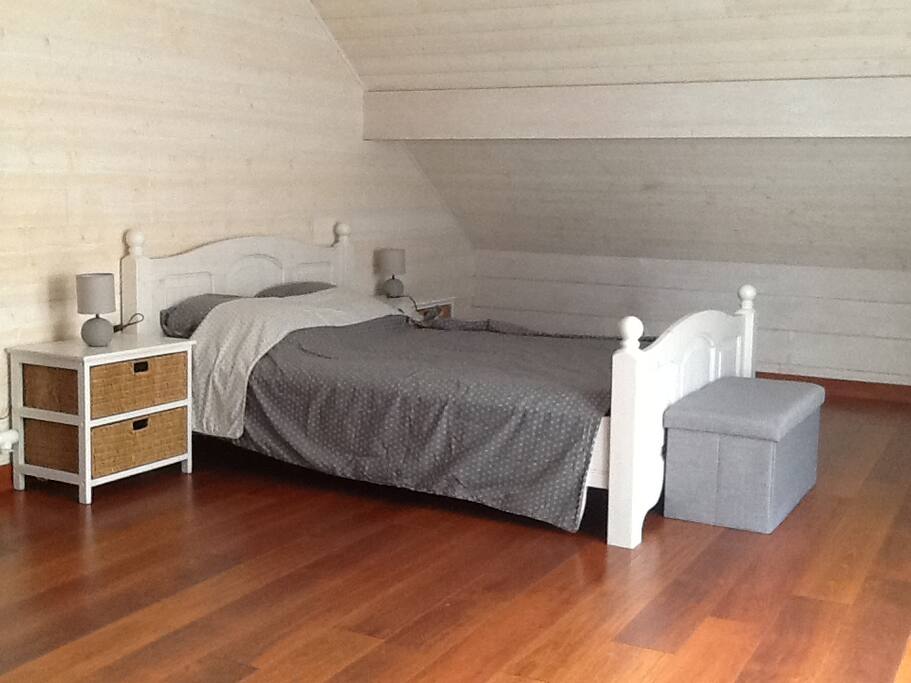 Chambre avec balcon vue sur jardin, penderie et placards