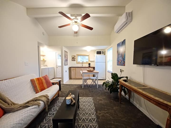 ห้องนั่งเล่นพื้นที่รับประทานอาหารและครัวขนาดเล็ก 