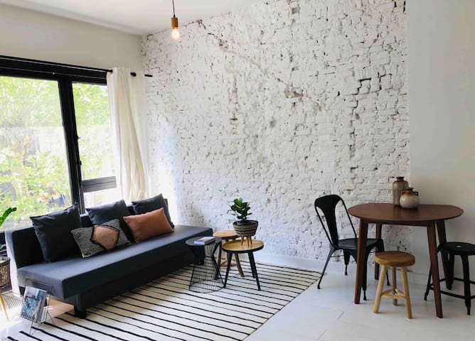 Trendy spacious white central city studio for4