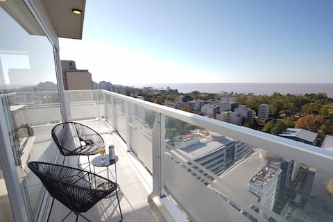 Modern 2 bedroom apartment, 17th floor, open view of the river