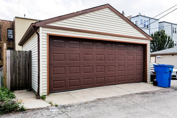 Stylish Comfy Flat by Wrigley Field+CTA for Groups gallery image 3