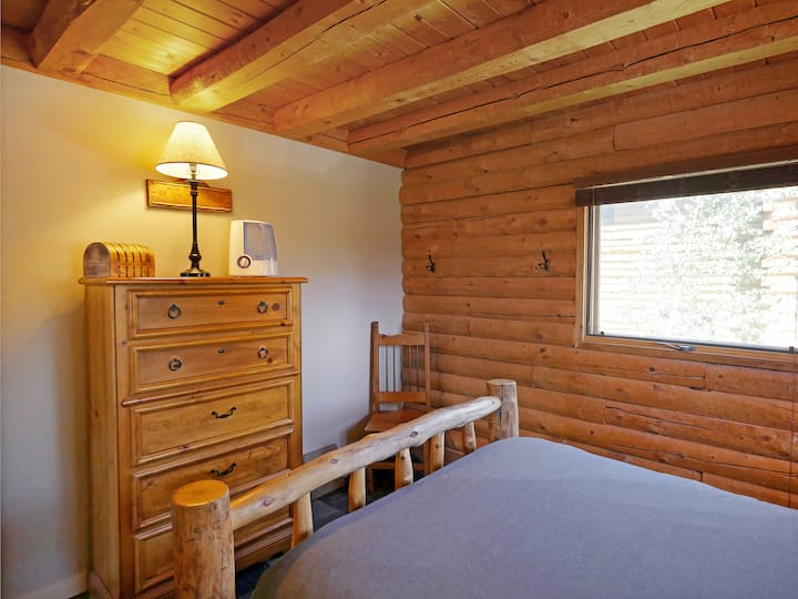 Главна спална соба на ниво.