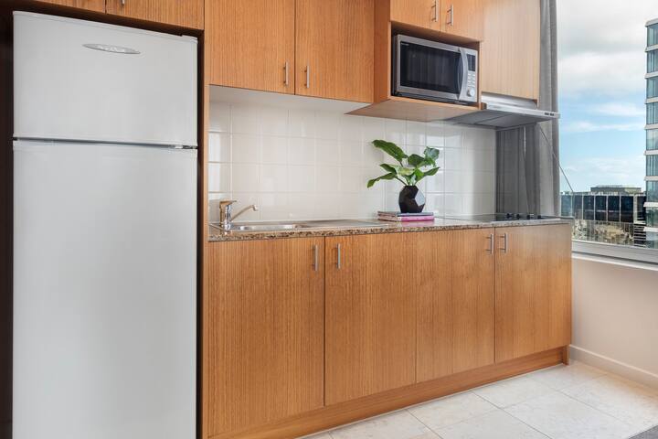 Spacious 2 Bedroom Apt w/ Sauna, Pool & Gym Access gallery image 5