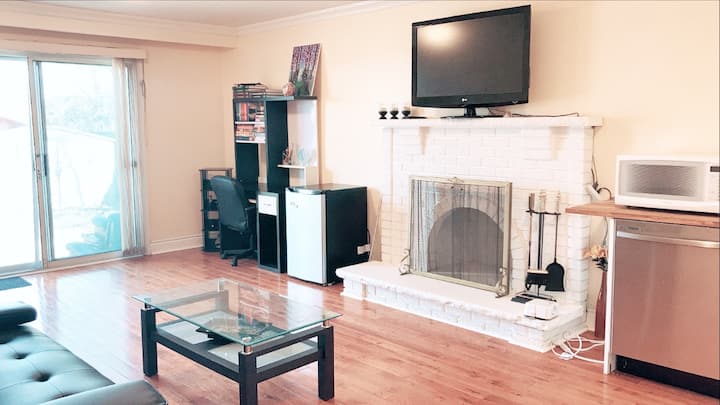 Independent 1 Bedroom Walk Out Unit In Quiet House - Mississauga