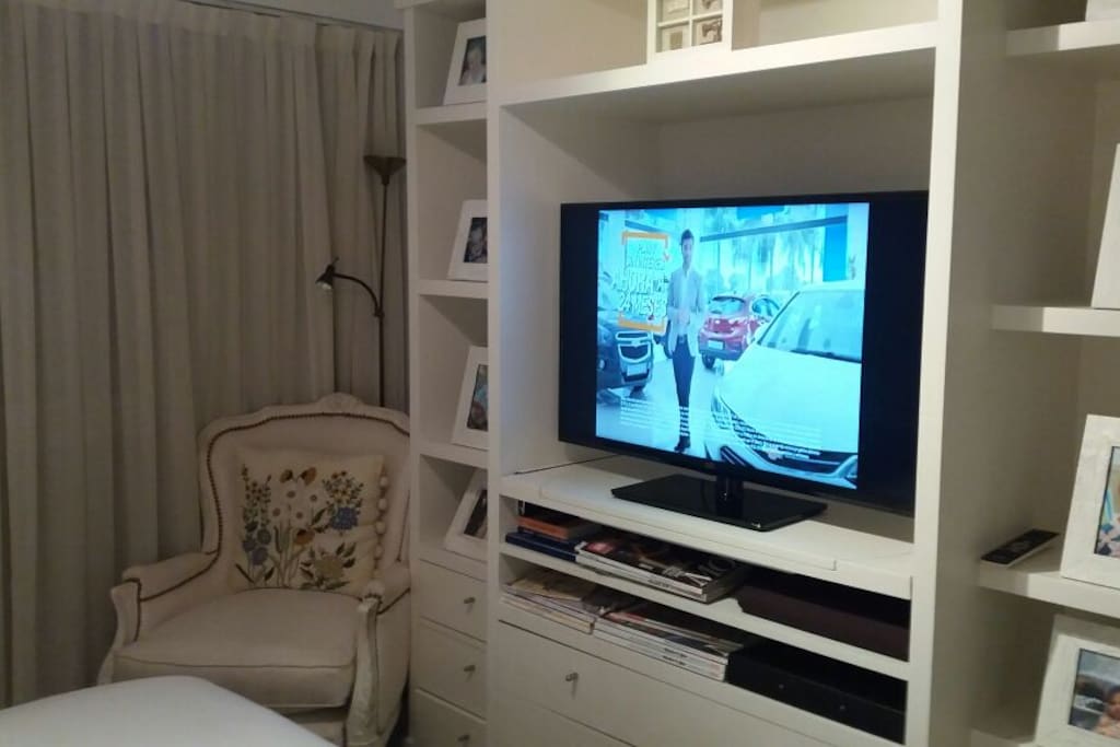 Televisor en cuarto en suite
